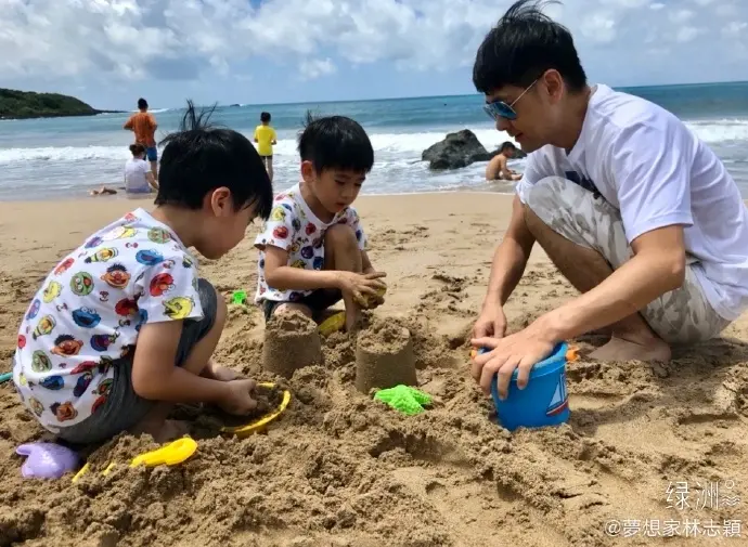 林志颖带娃海边游玩，晒黑冒胡茬大变样，双胞胎性格长相差距大