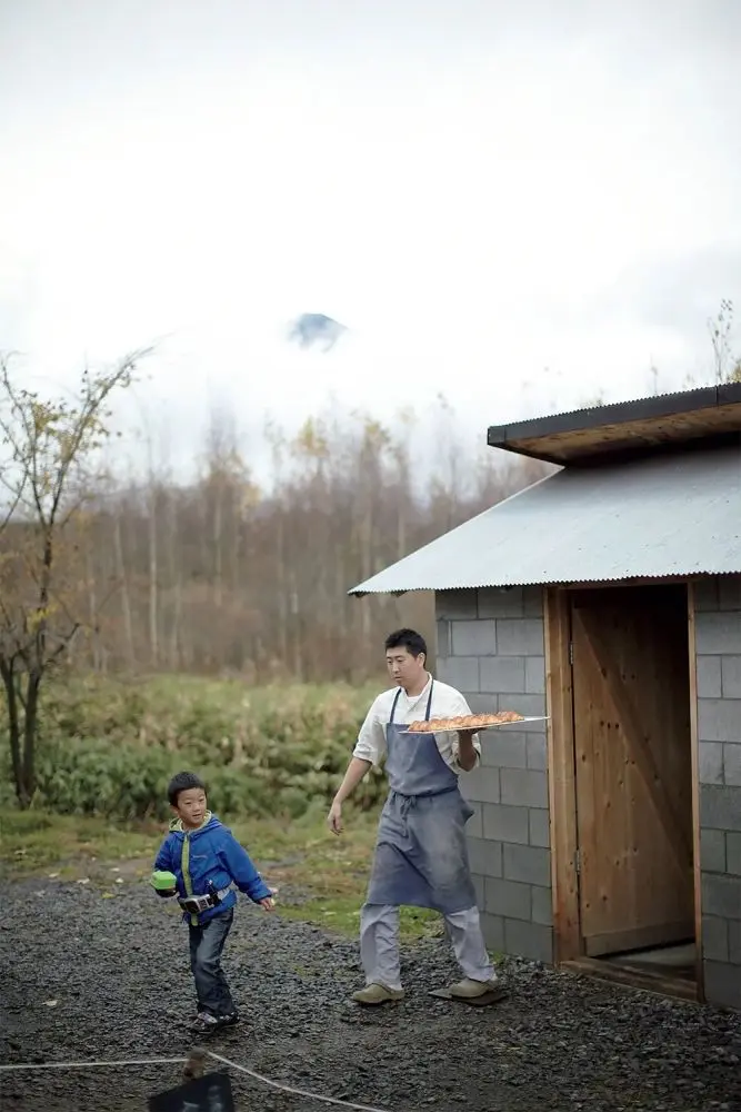 为村上春树设计住宅的建筑师，在北海道盖了这样一座面包房