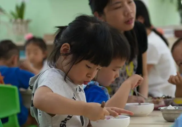 龙凤胎姐姐喝奶粉，弟弟喝母乳，一年后俩娃差距明显：这就是事实