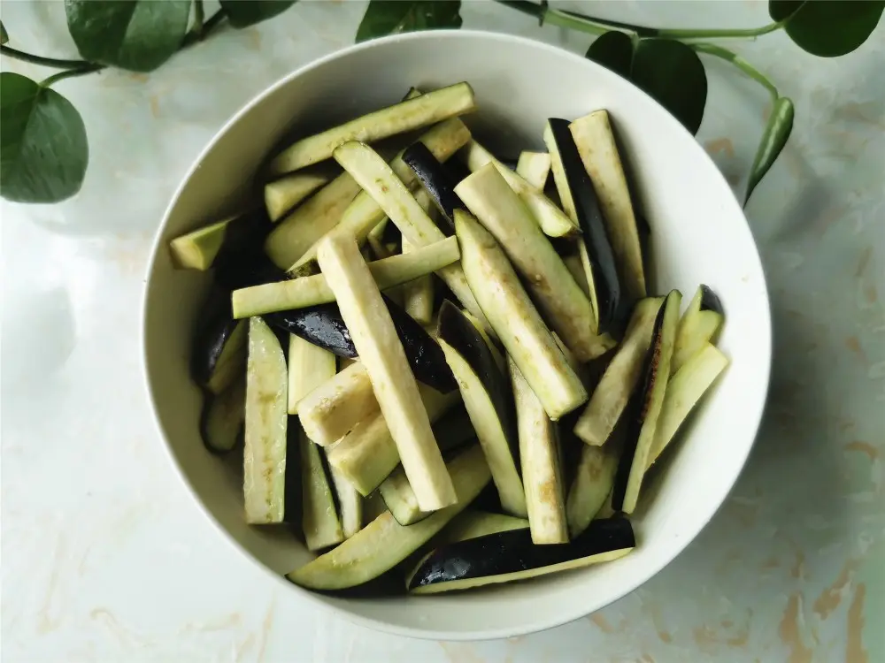 做茄子费油，用这个家常做法，不用过油，加一勺老干妈，好吃下饭