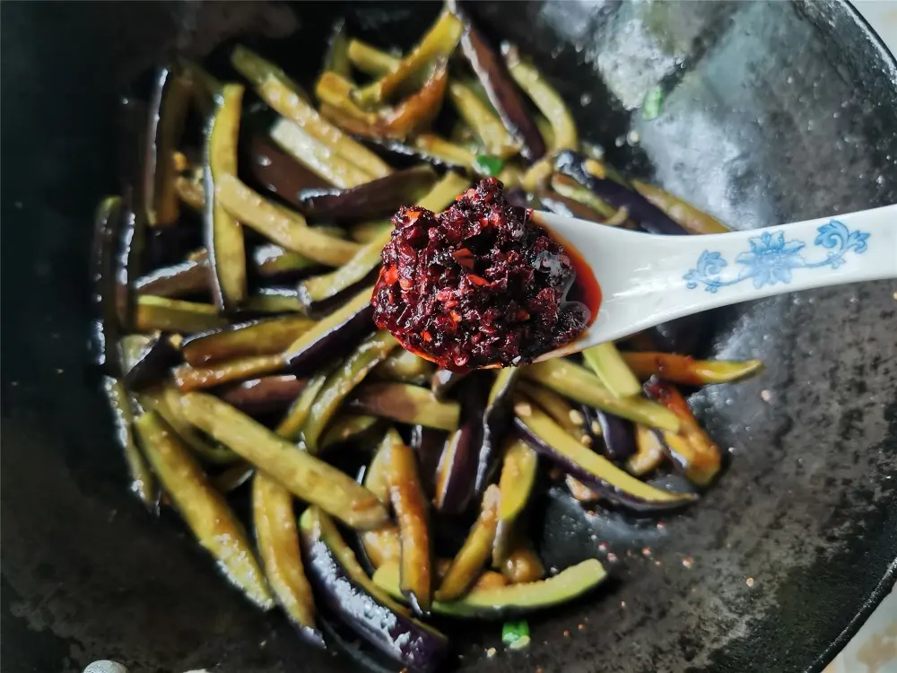 做茄子费油，用这个家常做法，不用过油，加一勺老干妈，好吃下饭