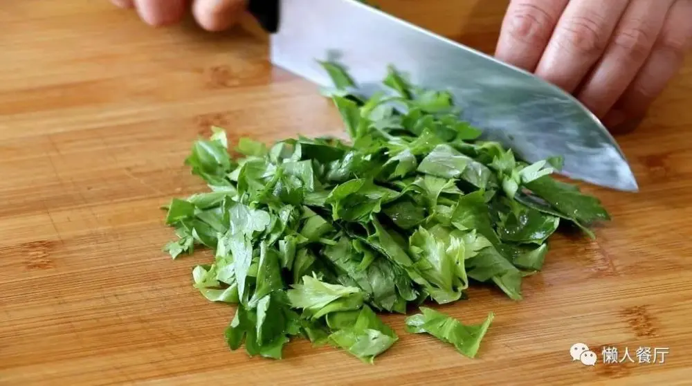 别再把芹菜叶子扔掉了，配上鸡蛋和面粉，教你这样做鸡蛋饼