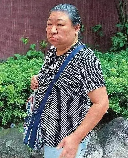 把刘德华抚养长大，如今61岁住廉价房，刘德华姐姐这些年经历了什么