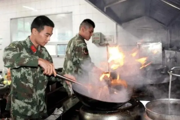 为啥都说部队伙食好？比饭店如何？老兵：吃过一次就永远忘不了！