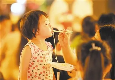 鼓楼夜市流香 孩子乐享美食