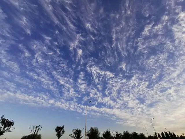 抬头看！今早北京的天空“撞脸”梵高油画