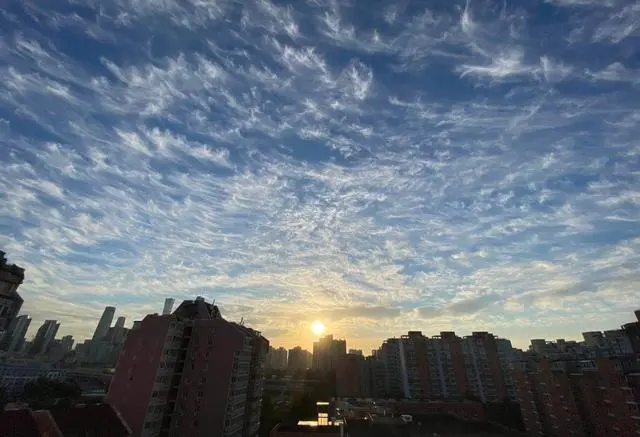 抬头看！今早北京的天空“撞脸”梵高油画